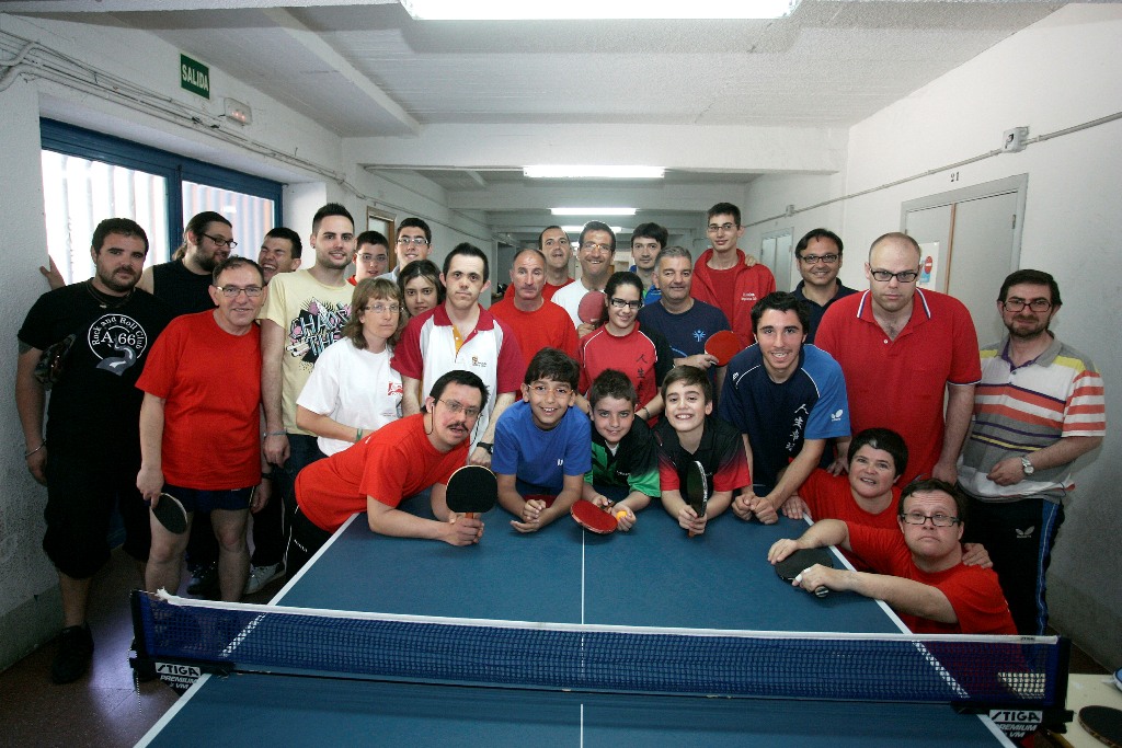 Deportista de Aviva en la jornada de tenis de mesa organizada por la delegación salmantina
